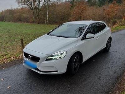 Usata Volvo V40 Momentum 152 CV (111 kW) 2018 Bianco Berlina