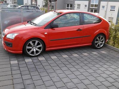 Rot Gebraucht 2005 Ford Focus Limousine | 2.100 € (Fairer Preis)