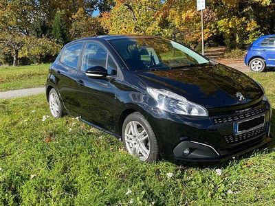 Schwarz Gebraucht 2017 Peugeot 208 Allure Kleinwagen | 8.360 € (Etwas zu teuer)