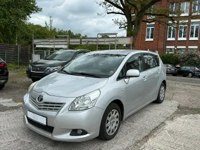 Gebraucht Toyota Verso Life 126 PS (92 kW) 2009 Silver metallic Van / Kleinbus