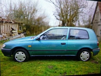 Usata Nissan Sunny 75 CV (55 kW) 1995 Verde Berlina