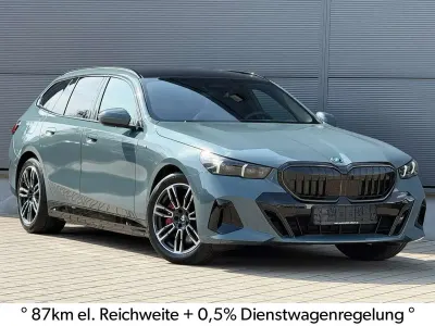 Gebraucht BMW 550e M Sport 489 PS (359 kW) 2025 Cape york gruen metallic Kombi