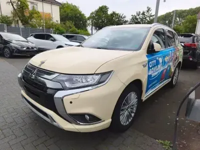 Gebraucht Mitsubishi Outlander P-HEV Basis 135 PS (99 kW) 2019 Frost white SUV