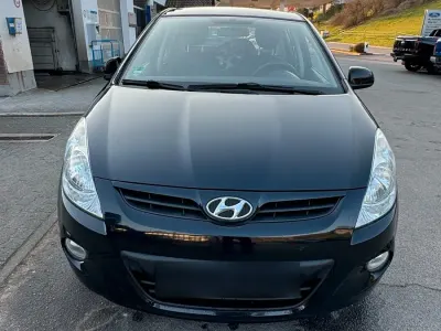 Gebraucht Hyundai i20 77 PS (56 kW) 2011 Schwarz Kleinwagen