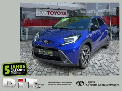Gebraucht Toyota Aygo Pulse 72 PS (52 kW) 2024 Juniper blue (8y8)/ black mica Kleinwagen