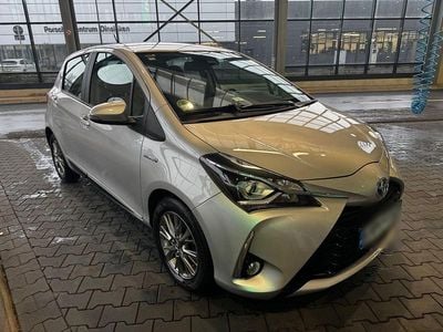 Gebraucht Toyota Yaris Hybrid 101 PS (74 kW) 2017 Silber Kleinwagen