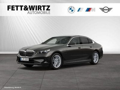 Gebraucht BMW 550e Comfort Edition 489 PS (359 kW) 2024 Sophistograu brillanteffekt metallic Limousine