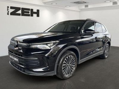 Deep black (metallic) Gebraucht 2024 VW Tiguan Life SUV | 33.950 € (Fairer Preis)