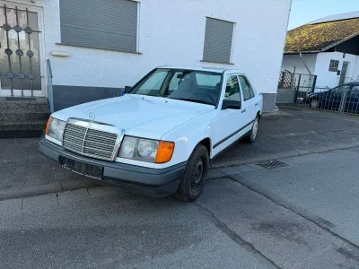 Brugt Mercedes E230 132 HK (97 kW) 1987 Hvid Sedan