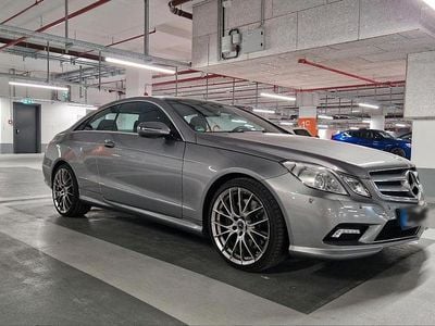 Usata Mercedes E500 387 CV (284 kW) 2009 Grigio Coupé