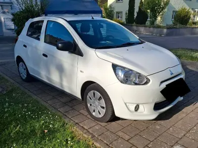 Gebraucht Mitsubishi Space Star Basis 71 PS (52 kW) 2014 Weiß Van / Kleinbus