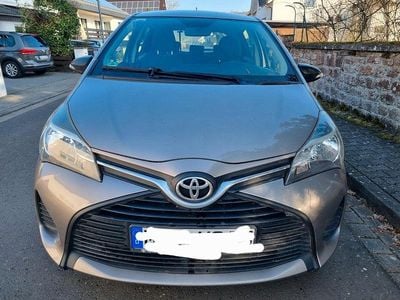 Grau Gebraucht 2014 Toyota Yaris Comfort Kleinwagen | 5.600 € (Fairer Preis)