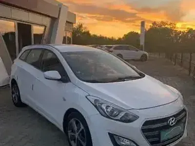 Gebraucht Hyundai i30 Trend 101 PS (74 kW) 2015 Polar white / sol Kombi