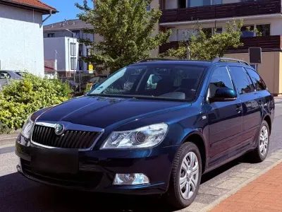 Gebraucht Skoda Octavia Family 105 PS (77 kW) 2011 Blau Kombi
