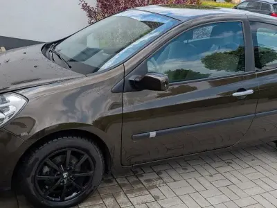 Używany Renault Clio II Privilege 111 KM (81 kW) 2006 Beżowy Sedan/Limuzyna