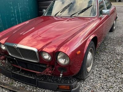 Second-hand Jaguar XJ12 295 CP (216 kW) 1986 Roșu Berlinǎ