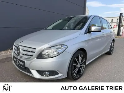 Gebraucht Mercedes B180 122 PS (89 kW) 2011 Polarsilber Kleinwagen