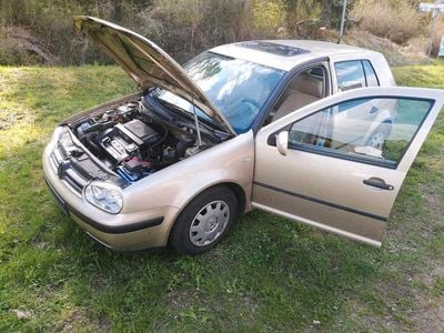 Usata VW Golf IV 75 CV (55 kW) 2001 Oro Berlina