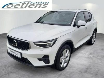 Crystal white (metallic) Gebraucht 2024 Volvo XC40 Core SUV | 31.650 € (Guter Preis)