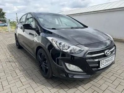 Gebraucht Hyundai i30 Life Plus 101 PS (74 kW) 2017 Schwarz Limousine