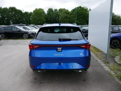 Neu Seat Leon FR 150 PS (110 kW) 2025 Saphir blau metallic Kombi