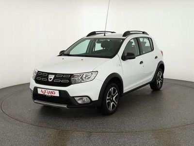 Weiß Gebraucht 2018 Dacia Sandero Celebration SUV | 12.990 € (Teuer)