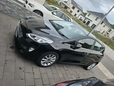 Gebraucht Ford Fiesta Ambiente 101 PS (74 kW) 2017 Schwarz Kleinwagen