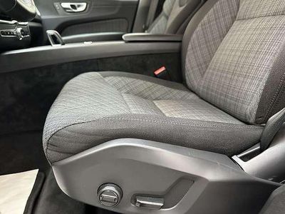 Schwarz metallic Gebraucht 2022 Volvo XC60 Momentum SUV | 29.890 € (Guter Preis)