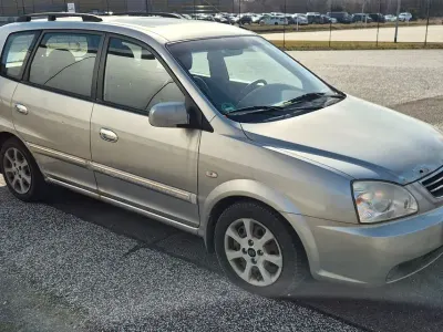 Używany Kia Carens EX 139 KM (102 kW) 2005 Srebrny Minivan