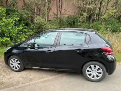 Gebraucht Peugeot 208 Active 99 PS (72 kW) 2015 Schwarz Kleinwagen