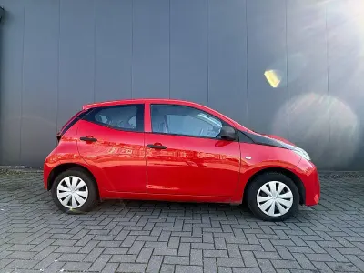 Używany Toyota Aygo 72 KM (52 kW) 2020 Czerwony Hatchback