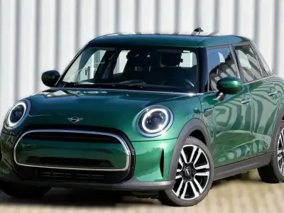 Gebraucht Mini Cooper Classic 102 PS (75 kW) 2022 British racing green iv Kleinwagen