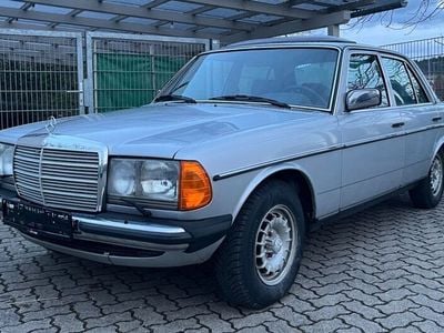 Silber Gebraucht 1982 Mercedes E230 Limousine | 28.900 €