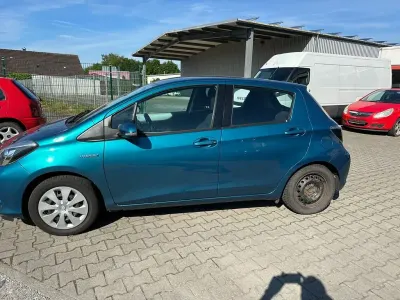 Gebraucht Toyota Yaris Hybrid Life 75 PS (55 kW) 2013 Blau Limousine