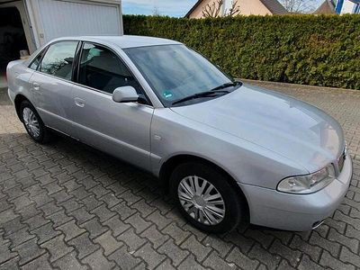 Second-hand Audi A4 125 CP (91 kW) 2000 Argintiu Berlinǎ