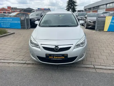 Używany Opel Astra Design Edition 101 KM (74 kW) 2012 Srebrny Sedan/Limuzyna