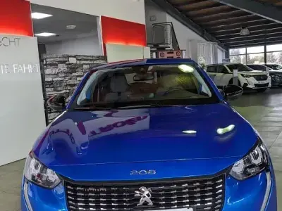 Gebraucht Peugeot 208 Allure 101 PS (74 kW) 2022 Lackierung vertigoblau (metallic) Kleinwagen