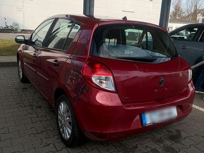 Rot Gebraucht 2011 Renault Clio II Kleinwagen | 1.750 €