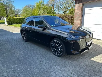 Gebraucht BMW iX M Sport 400 kW (544 PS) 2025 Black sapphire metallic SUV