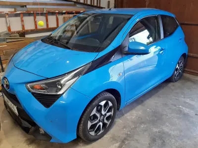 Używany Toyota Aygo Connect Style 72 KM (52 kW) 2018 Niebieski Hatchback