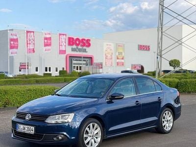 Second-hand VW Jetta 122 CP (89 kW) 2011 Albastru Berlinǎ