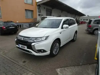 Gebraucht Mitsubishi Outlander P-HEV Basis 135 PS (99 kW) 2021 Anden weiss Limousine