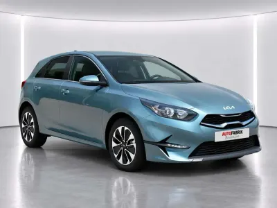 Neu Kia Ceed Gold 140 PS (102 kW) 2025 Yucca stahlgrau metallic Kleinwagen