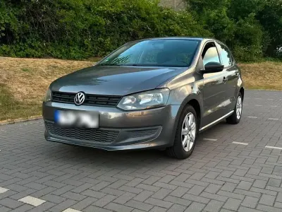 Gebraucht VW Polo 60 PS (44 kW) 2010 Grau Kleinwagen