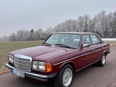 Gebraucht Mercedes 200 109 PS (80 kW) 1983 Rot Limousine