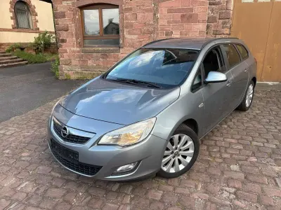 Gebraucht Opel Astra Edition 120 PS (88 kW) 2011 Silbersee/perl silber (m2) Kombi