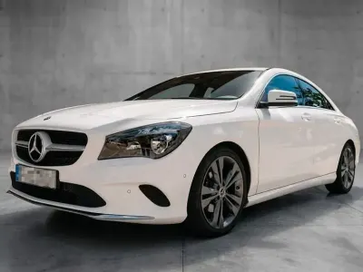 Gebraucht Mercedes CLA180 Urban 122 PS (89 kW) 2019 Weiß Coupé