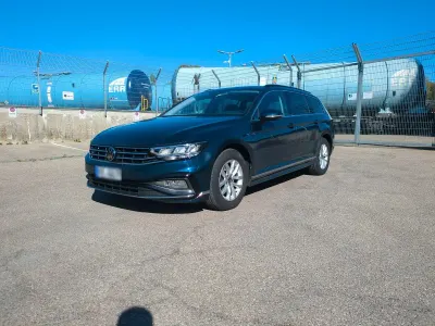 Gebraucht VW Passat Business 150 PS (110 kW) 2022 Blau Kombi