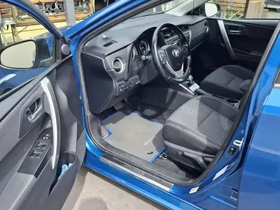 Gebraucht Toyota Auris Hybrid Comfort 99 PS (72 kW) 2014 Blau Limousine