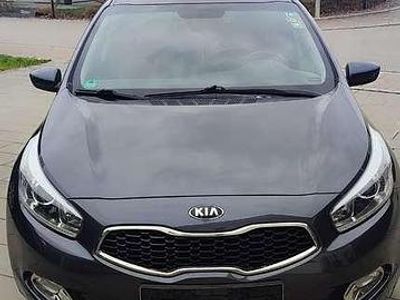 Usado Kia Ceed FIFA World Cup Edition 99 HP (72 kW) 2013 Cinzento Citadino